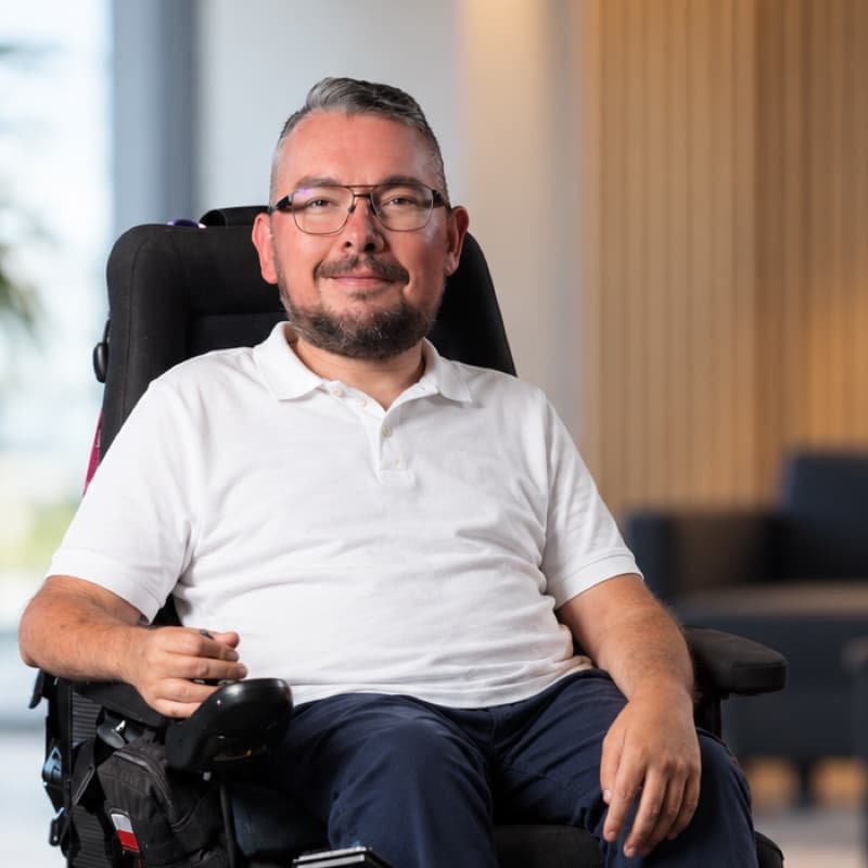 Jarosław Plewa, zawodnik BC3, na wózku elektrycznym
