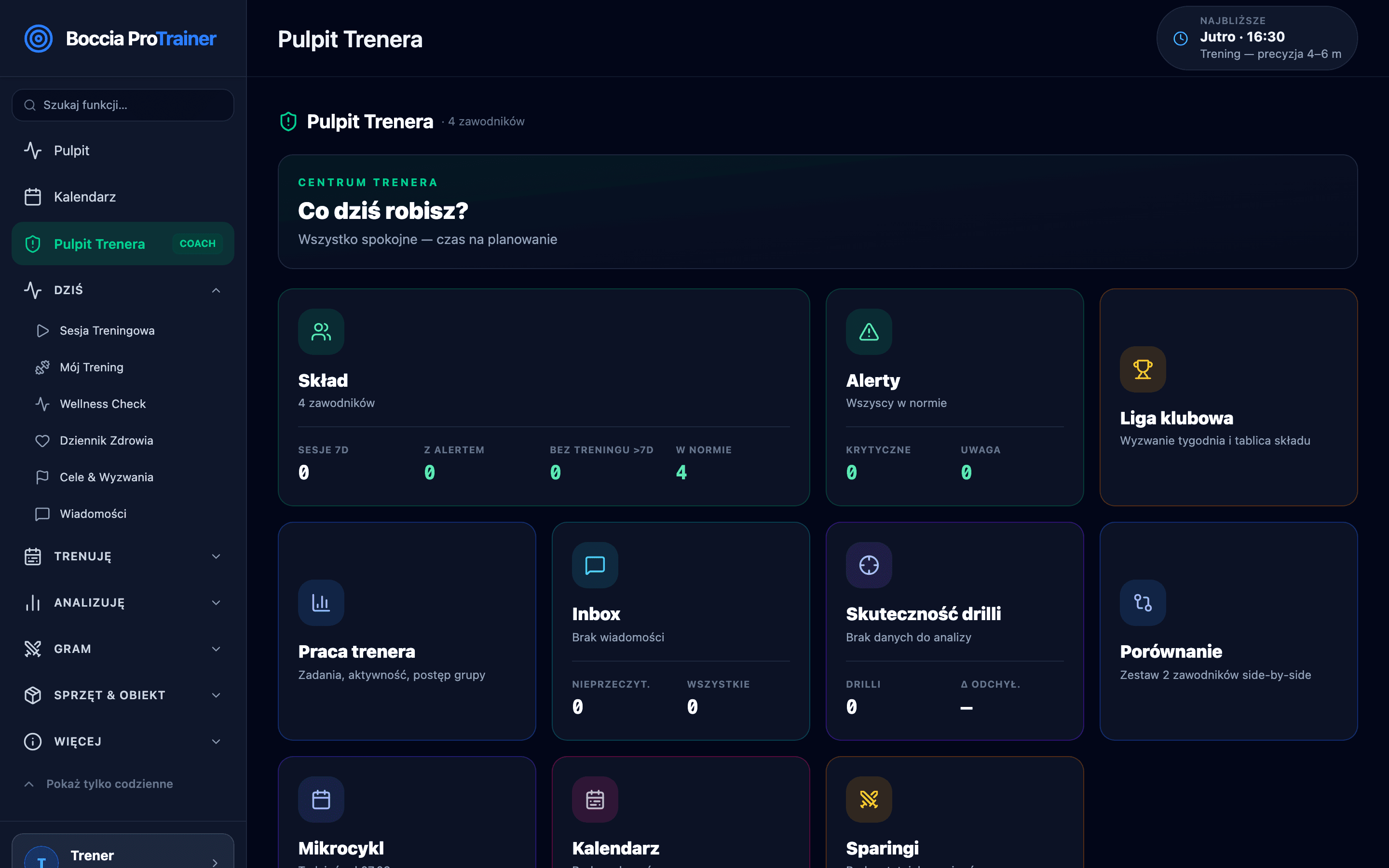 Pulpit Trenera: Centrum trenera, karta Skład z 4 zawodnikami, Alerty, Liga klubowa, Praca trenera, Inbox, Skuteczność drilli, Porównanie, Mikrocykl, Kalendarz i Sparingi.